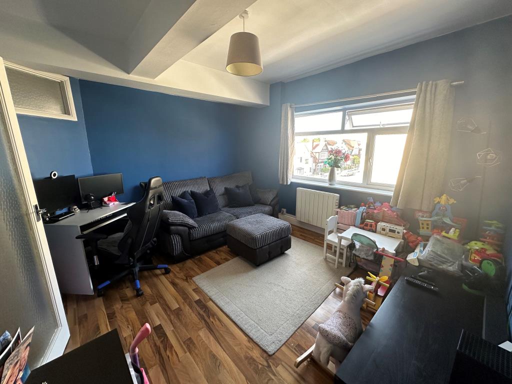 Lot: 145 - VACANT TWO-BEDROOM FLAT - Living room